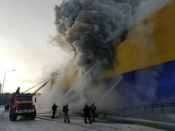 К горящему гипермаркету в Томске едет пожарный поезд