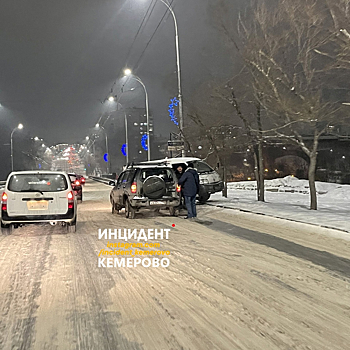 Автомобили столкнулись на Красноармейском мосту в Кемерове