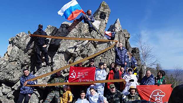Росгвардейцы поднялись на Александровскую сопку в знак поддержки специальной операции на Украине