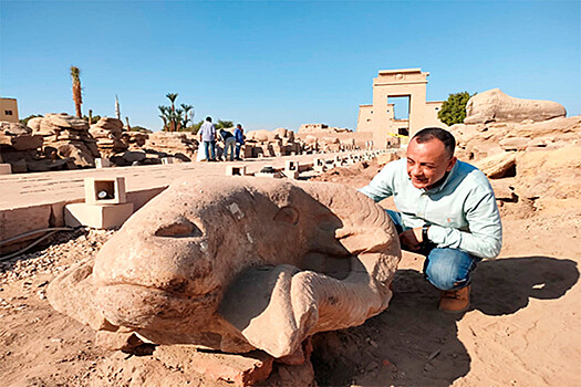 В Египте найдены гигантские каменные бараньи головы и кобра