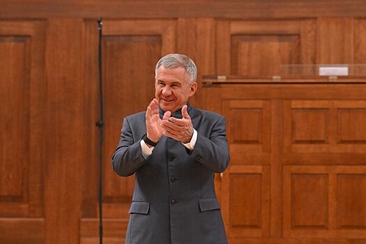 Рустам Минниханов поздравил татарстанцев с Днем Конституции республики