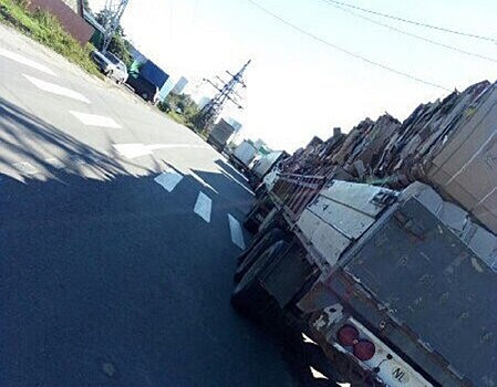 В Пензе водители и пешеходы не видят друг друга из-за припаркованных фур