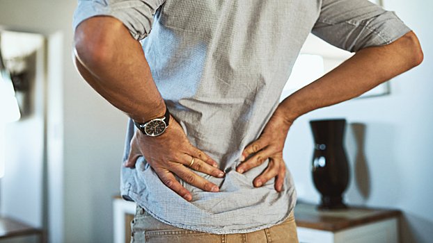 Названы 5 красных флагов при боли в пояснице — нужно срочно к врачу