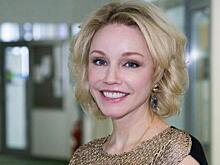 Марина Зудина в мини восхитила стройными ногами