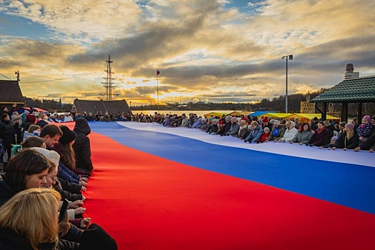 В День народного единства в Заполярье развернули огромный триколор