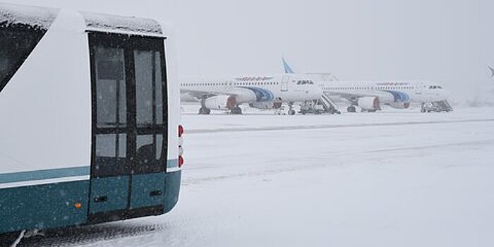 СК начал проверку после выкатывания самолета за пределы ВПП во Внуково