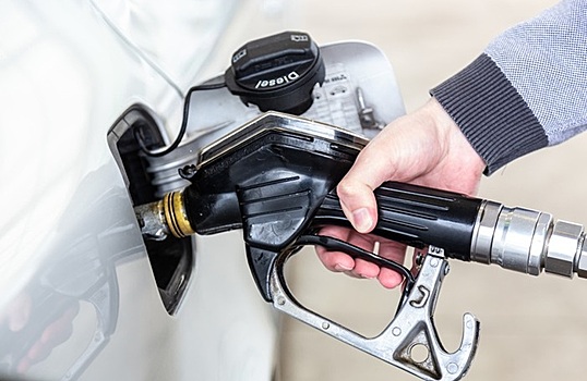 Бензин на бирже подешевел до уровня мая. Почему не спешат падать цены на заправках?