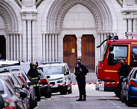 Угрожавшего ножом полиции в Авиньоне экстремиста ликвидировали, ранившего охранника французского консульства в Саудовской Аравии взяли живым