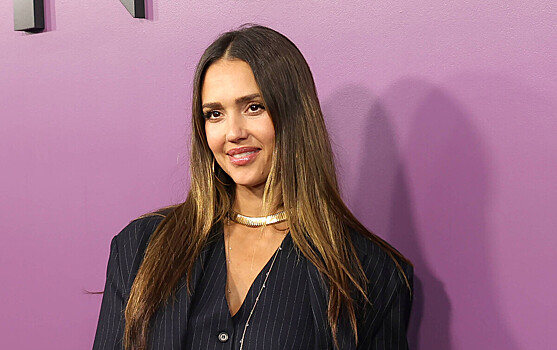 44-летняя Джессика Альба попала в объективы камер во время поцелуя с новым бойфрендом