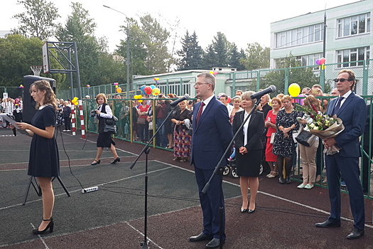 Префект Зеленограда поздравил школьников района Савелки с началом учебы