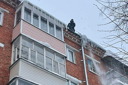 Жители Чебоксар и Новочебоксарска добиваются очистки кровель от наледи через обращения в госпаблики