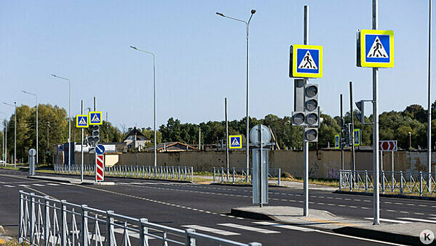 На новой дороге в конце Аллеи Смелых неразбериха со светофорами: путаются водители и пешеходы