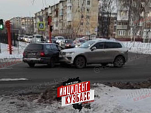 ДТП произошло на оживленном кемеровском перекрестке