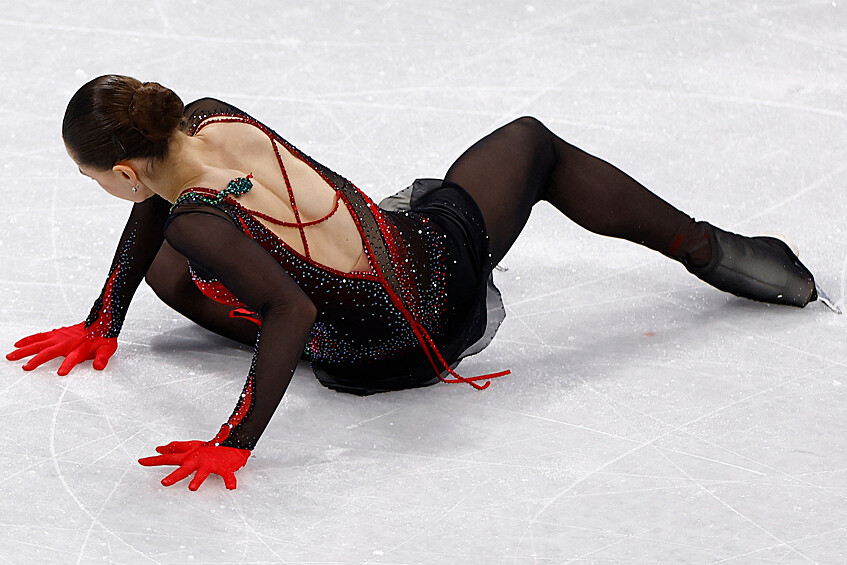 Камила Валиева во время выступления в произвольной программе женского одиночного катания на соревнованиях по фигурному катанию на XXIV зимних Олимпийских играх в Пекине, 17 февраля 2022 года