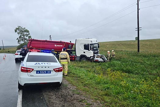 В ДТП на уральской трассе погибли развозивший хлеб юноша и его подруга