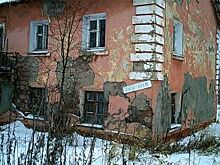 Потолок на голову. Семья из Кизела живёт в разрушающемся доме