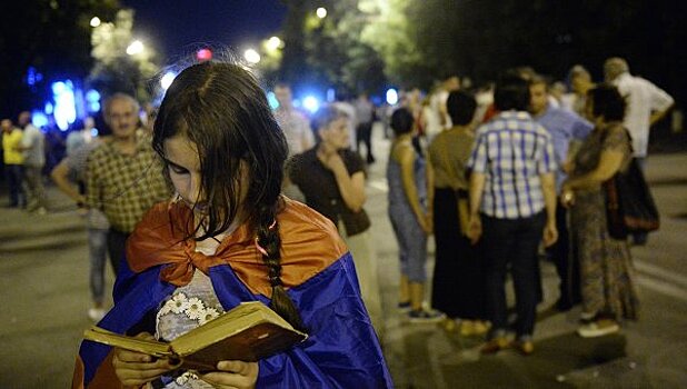 В центре Еревана остались несколько десятков протестующих