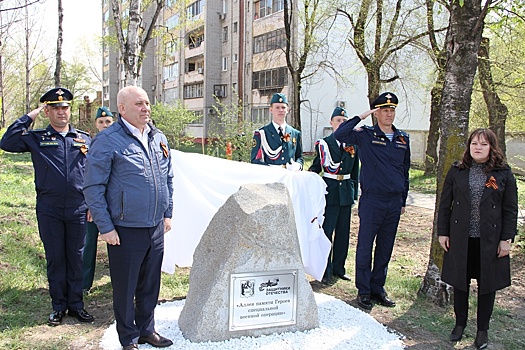 В Хабаровске высадили грушевую аллею в память о героях СВО