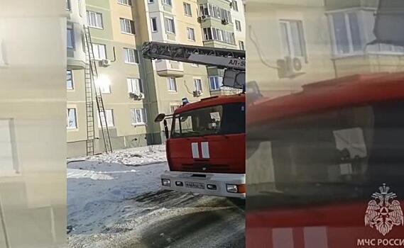 В Курске пожарные с препятствиями спасли мужчину из горящей квартиры
