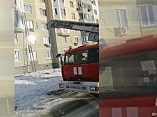 В Курске пожарные с препятствиями спасли мужчину из горящей квартиры