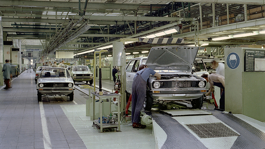 Конвейер завода Volkswagen в Вольфсбурге. Здесь в марте 1975 года стартовало производство первого поколения Polo — завершающего элемента новой линейки бренда после Passat и Golf.