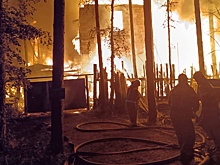 В Екатеринбурге потушили сильный пожар в частном секторе