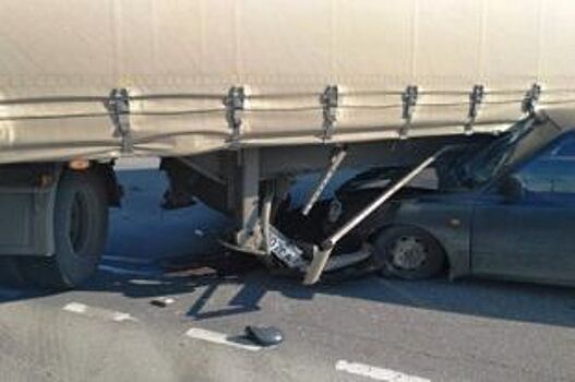 В Липецкой области в аварии с КамАЗом пострадали два пассажира легковушки