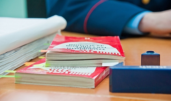 15-летнюю жительницу Волгоградской области подозревают в краже денег и телефона