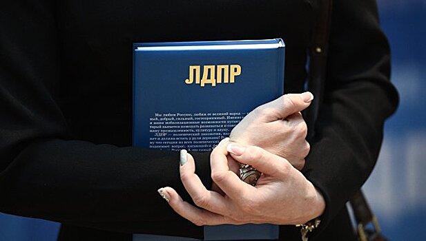 Выдвиженец от ЛДПР первой подала документы участие в выборах главы Чукотки