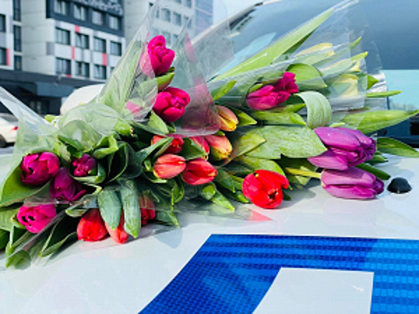 В Вологодской области сотрудники ГИБДД и общественники проводят акцию «Цветы для автоледи»