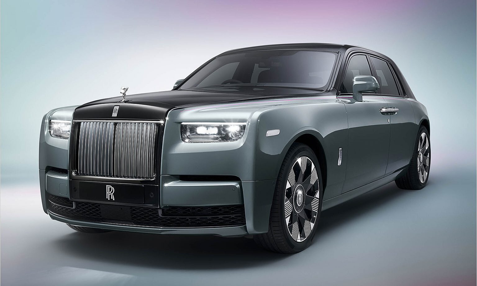 Rolls-Royce представил обновленный Phantom 2023 года