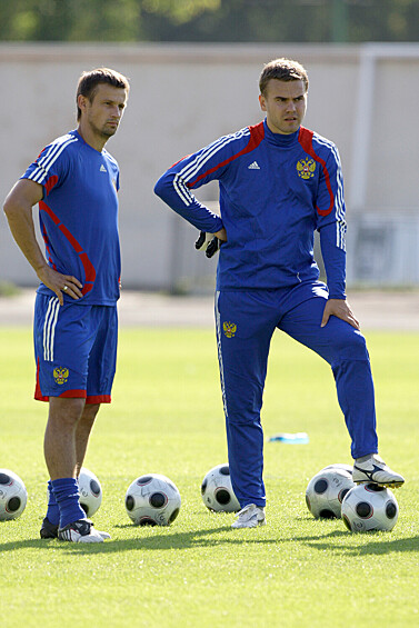 Капитан российской сборной по футболу Сергей Семак и голкипер Игорь Акинфеев (слева направо) во время открытой тренировки сборной, 2009 год