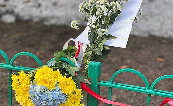Москвичи принесли цветы к посольству Украины