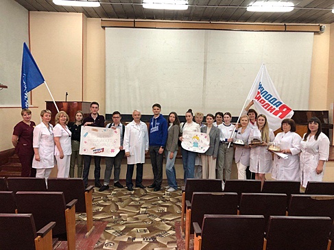 Партийцы и Молодогвардейцы Балашихи поздравили медработников