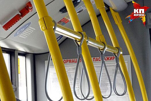У тюменского ипподрома автобус протаранил прицеп с сеном