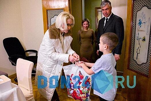 Виктория Абрамченко вручила новогодние подарки семьям участников СВО
