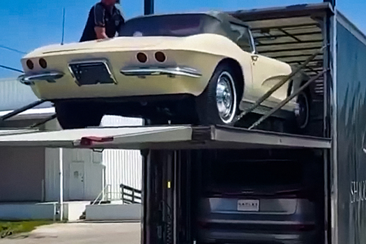 Видео: раритетный Chevrolet Corvette стоимостью более ста тысяч долларов уронили с автовоза