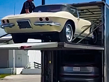 Видео: раритетный Chevrolet Corvette стоимостью более ста тысяч долларов уронили с автовоза
