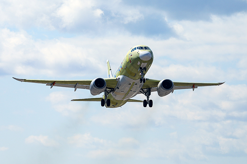 Полет полностью импортозамещенного самолета Superjet