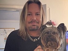 Винс Нил из Motley Crue упал со сцены и госпитализирован