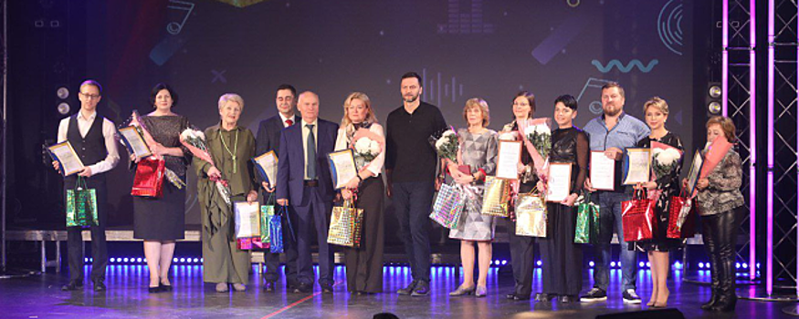 В день открытия творческого сезона в ДК имени Воровского Виктор Неволин вручил награды артистам