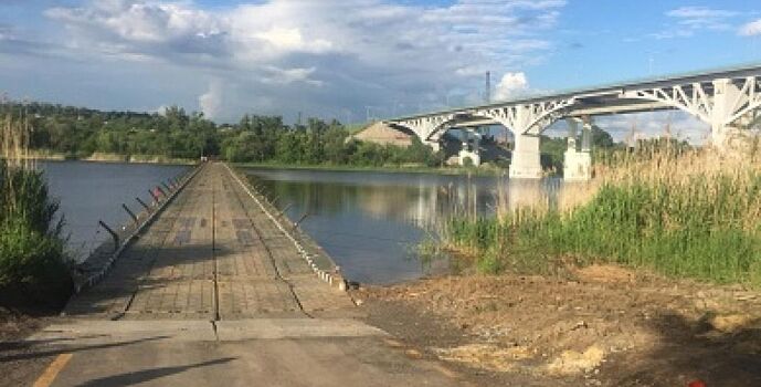 Движение по понтонному мосту через реку Северский Донец в Ростовской области запущено
