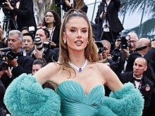 «Ангел» Victoria's Secret снялась в «голом» платье