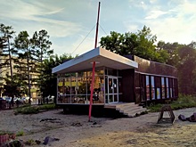 В Новосибирске начали сносить кафе Carl’s Jr в Первомайском сквере