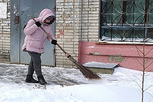 Коммунальные службы ликвидируют последствия очередного снегопада в Хабаровске