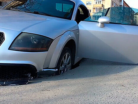 Audi ТТ ушла под асфальт на Урале