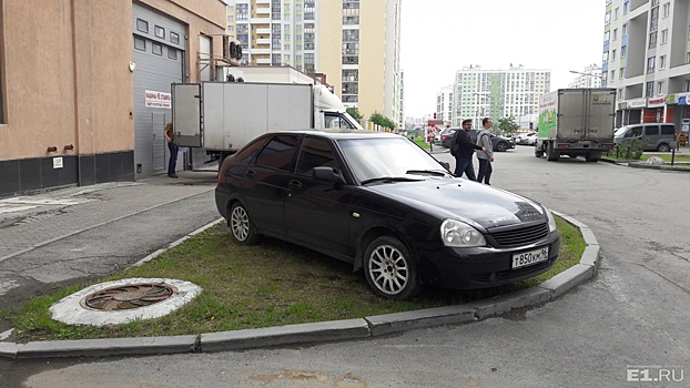 «Я паркуюсь как...»: зачем автохамы блокируют проезды и почему прячут машины в кустах