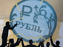 Рубль умеренно снижается к доллару и евро в начале торгов