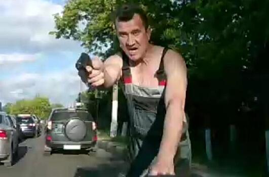 Мужчина с оружием бросался на водителей в Наро-Фоминске