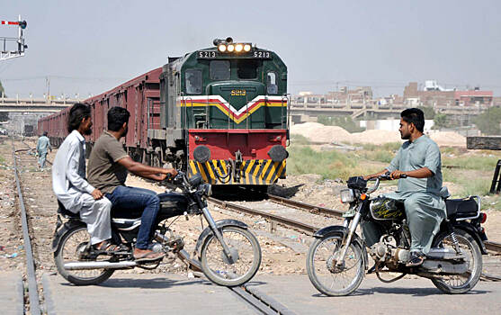 Не менее 15 человек погибли при сходе поезда с рельсов в Пакистане